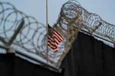Demanda: Migrantes sufren aislamiento e intimidación en centro de detención de EEUU en Guantánamo