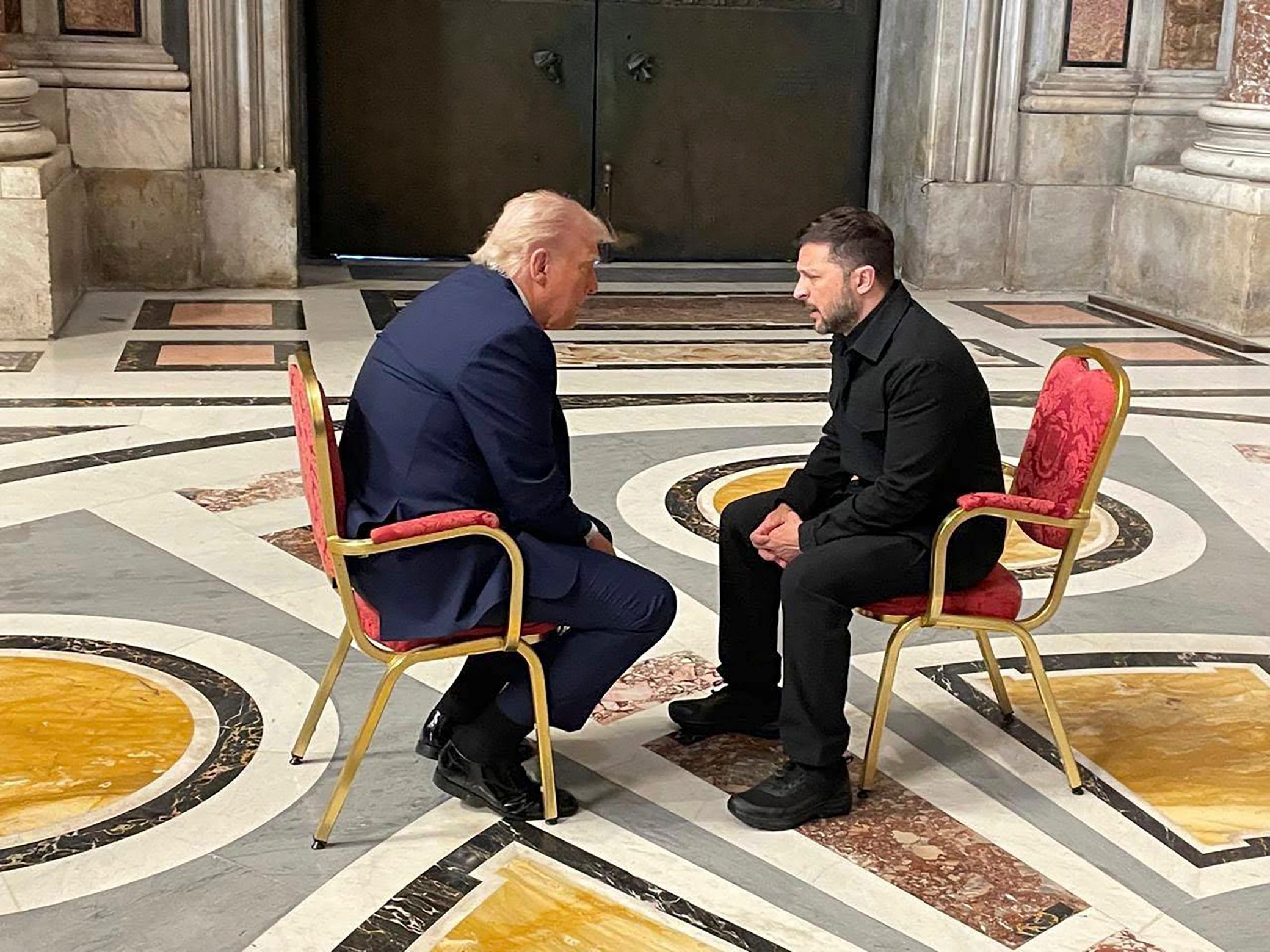 Trump y Zelensky hablaron durante unos 15 minutos en la Basílica de San Pedro antes del funeral del papa el sábado