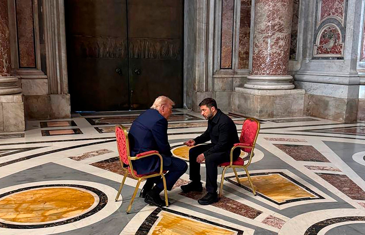 Donald Trump y el ucraniano Volodymyr Zelensky fueron captados en notables fotos en plena conversación