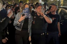 Multitud persiguió a mujer en NY tras confundirla con manifestante en discurso de ministro israelí