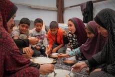 Palestinos luchan por alimentar a sus hijos en medio de bloqueo israelí