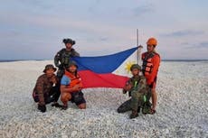 China y Filipinas usan sus banderas para defender reclamos opuestos en el mar de China Meridional