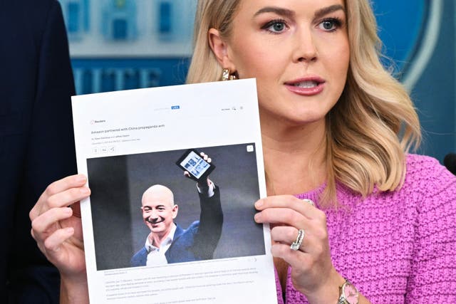 <p>La secretaria de Prensa de la Casa Blanca, Karoline Leavitt, comentó que Amazon había tomado una medida “hostil y política” al mostrar en su página web los aumentos de precios como consecuencia de los aranceles</p>