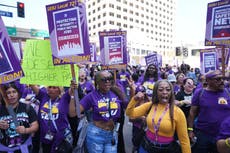 Más de 50.000 trabajadores del condado de Los Ángeles protestan para exigir aumentos salariales