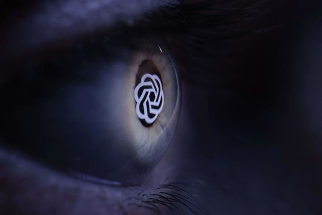 <p> El logotipo de la empresa OpenAI reflejado en un ojo humano en un estudio de París el 6 de junio de 2023</p>