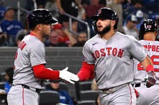 Abreu conecta jonrón de 3 carreras y Medias Rojas vencen 10-2 a Azulejos