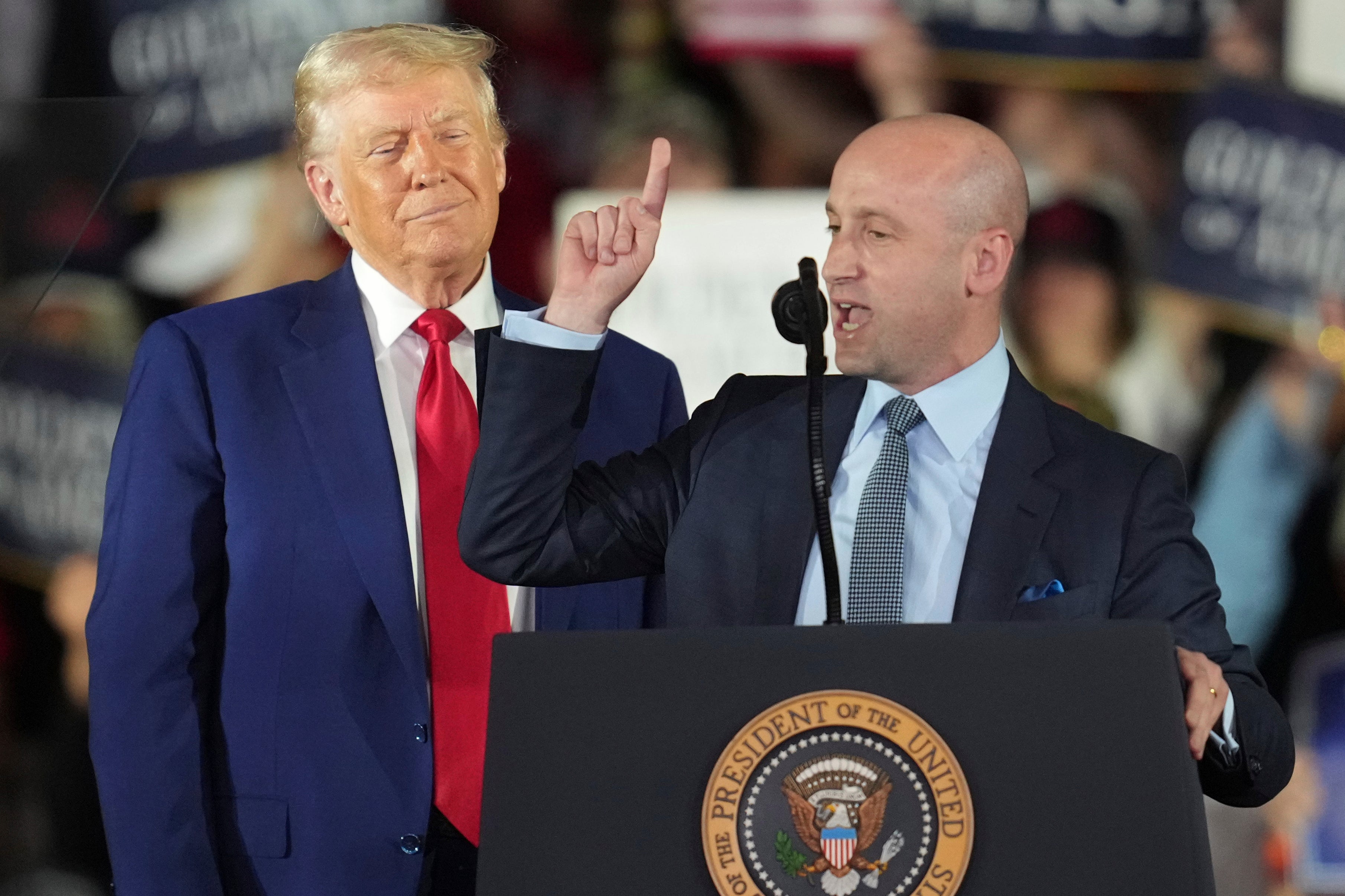 Excompañeros de escuela aseguran que las posturas extremistas de Miller comenzaron a formarse en la secundaria, y hoy se ha convertido en uno de los asesores más influyentes del presidente Donald Trump