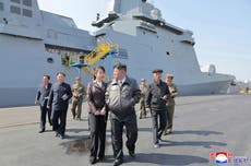 Líder norcoreano Kim observa pruebas de misiles desde el primer destructor del país