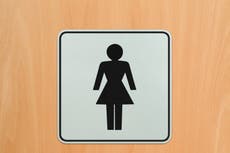 ¿Por qué las mujeres hacen fila para ir al baño? El sesgo de género en el urbanismo