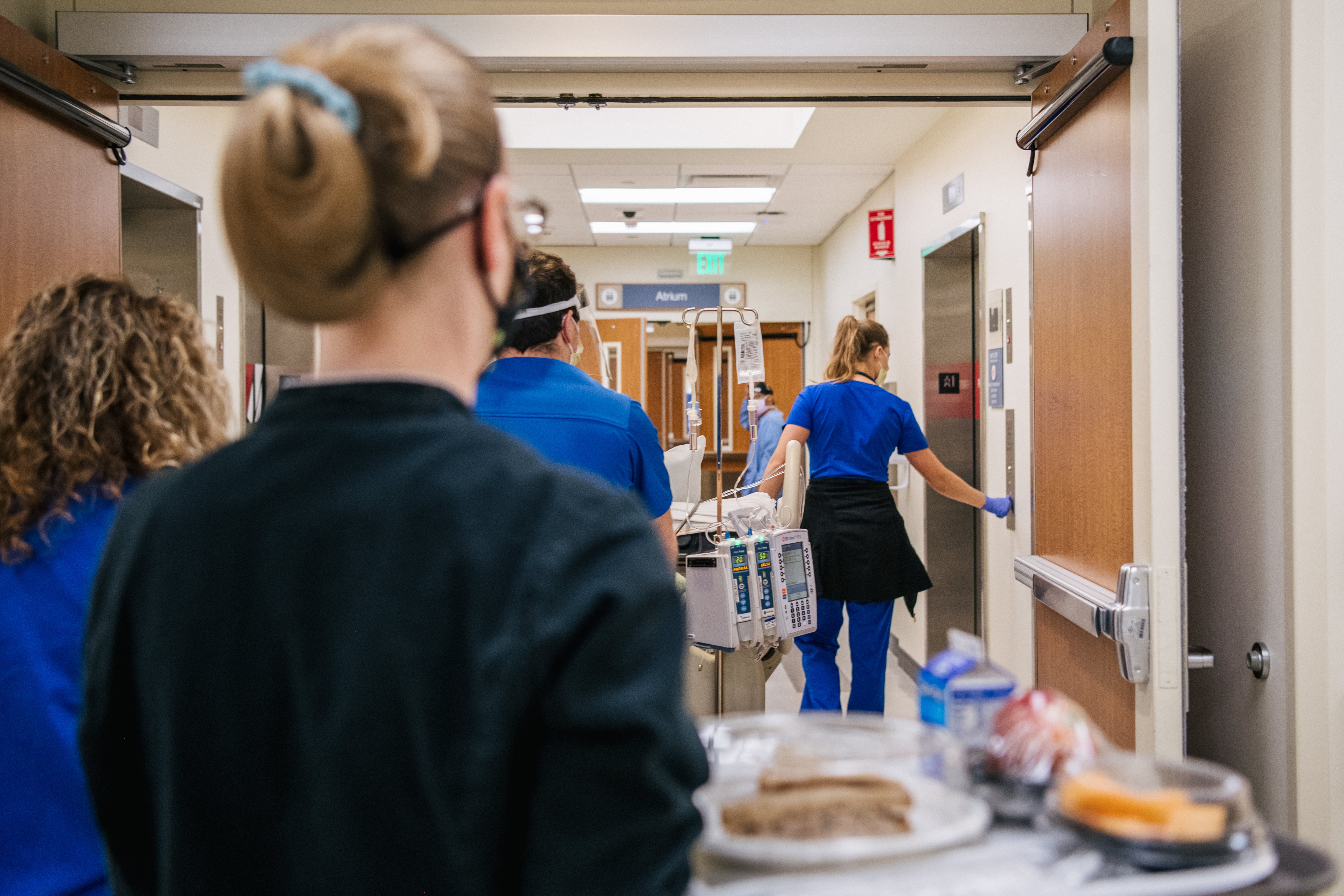 Entre 2022 y 2023, investigadores de los CDC realizaron un análisis de las visitas a salas de emergencia y descubrieron que miles de estadounidenses acudieron a hospitales mientras tomaban medicamentos para bajar de peso como Ozempic y Wegovy. Aunque los efectos adversos graves son poco frecuentes, sí se han documentado