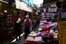 Cae inflación en EEUU y consumidores aumentan gasto previo a impacto de aranceles