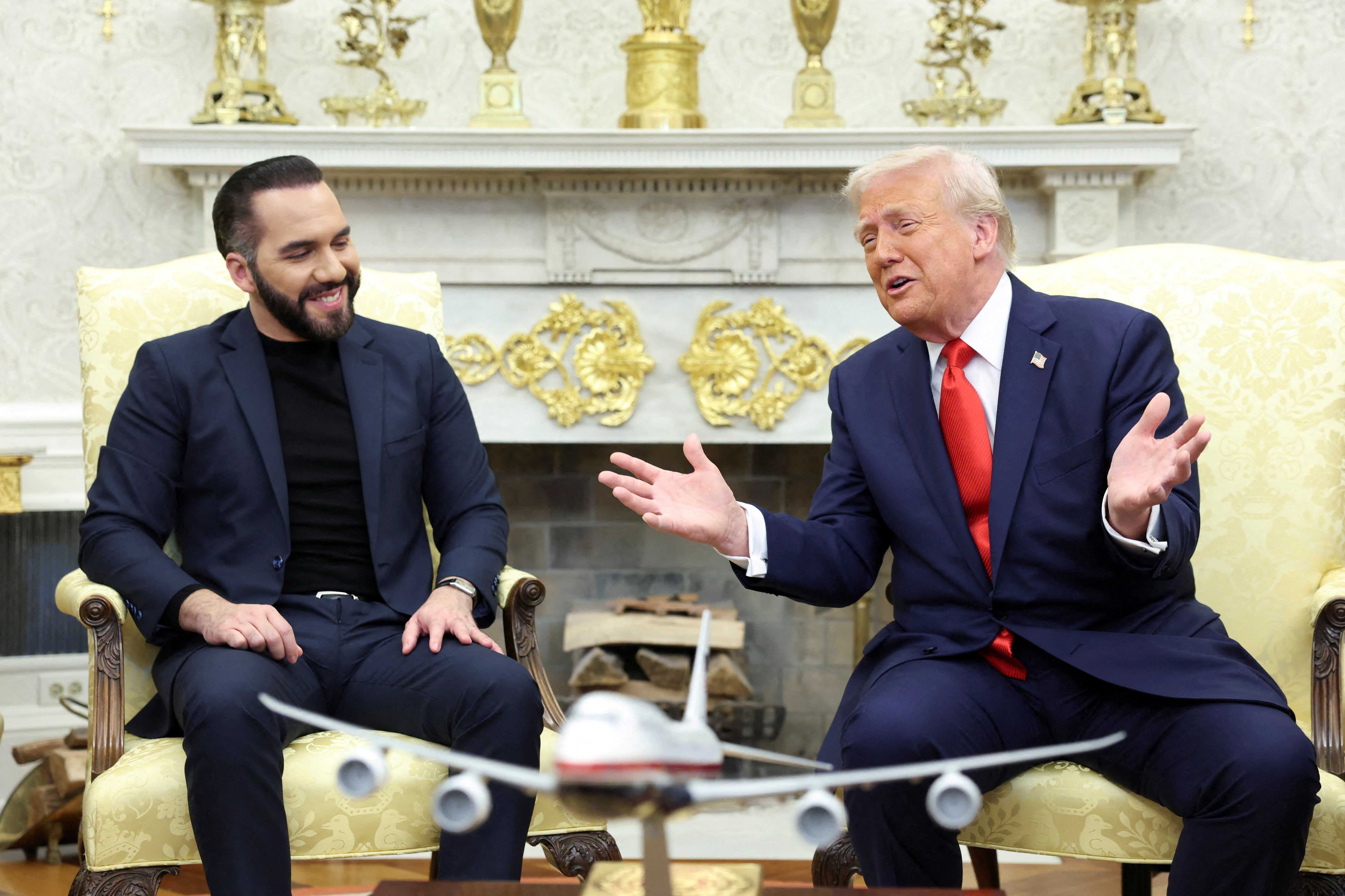 El presidente de El Salvador, Nayib Bukele, y el presidente Donald Trump parecían estar en la misma página en la reunión de la Oficina Oval del mes pasado. Pero en privado, el presidente salvadoreño se mostró “preocupado” por a quién había enviado realmente el Gobierno de EE. UU. a la megaprisión de su país