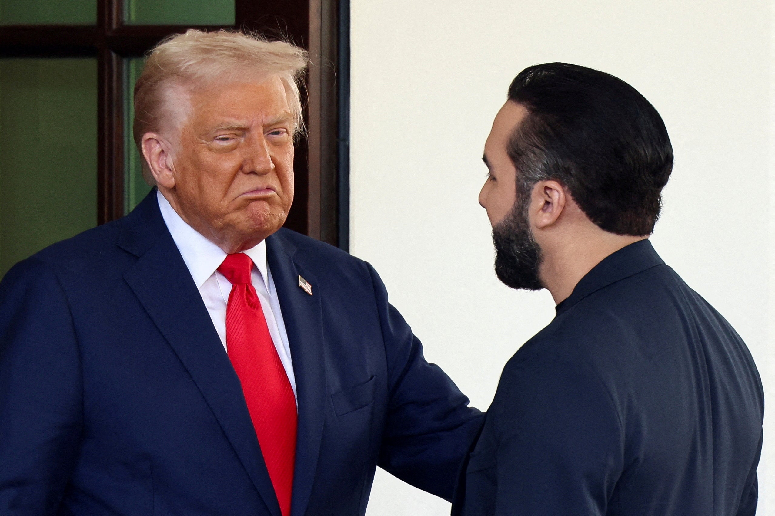 Bukele pidió pruebas a la administración Trump de que los migrantes deportados a su país eran en realidad miembros de bandas criminales. La petición, según el New York Times , se hizo cuando los vuelos de deportación ya habían despegado