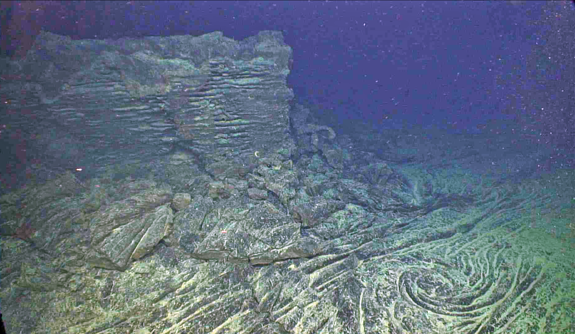Aunque el volcán submarino Axial ya registró erupciones en 2011 y 2015, los científicos aún intentan comprender muchos aspectos de su actividad