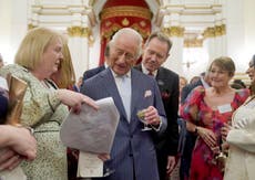 El rey Carlos III elogia labor de aquellos que ayudan a pacientes de cáncer