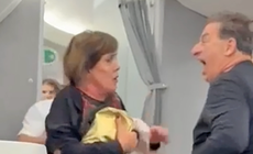 “¡Te voy a patear los huevos!”: pasajera de American Airlines pierde el control
