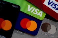 Cómo evitar los cargos por pagos atrasados a tarjetas en EEUU tras eliminarse ley que fijaba un tope