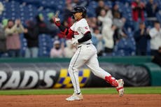 Guardianes ganan 4-2 a Mellizos con jonrón de tres carreras de Naylor y salvamento de Clase