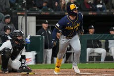 Jake Bauers conecta doble de dos carreras en la 8va y los Cerveceros derrotan 6-4 a Medias Blancas