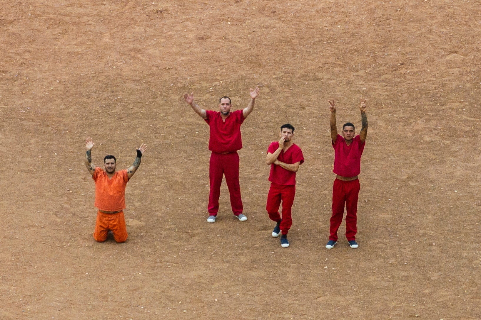 Detenidos saludan al dron que sobrevuela el patio