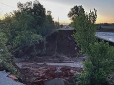 Lluvias intensas rompen récords y destruyen carretera en zona rural de Oklahoma