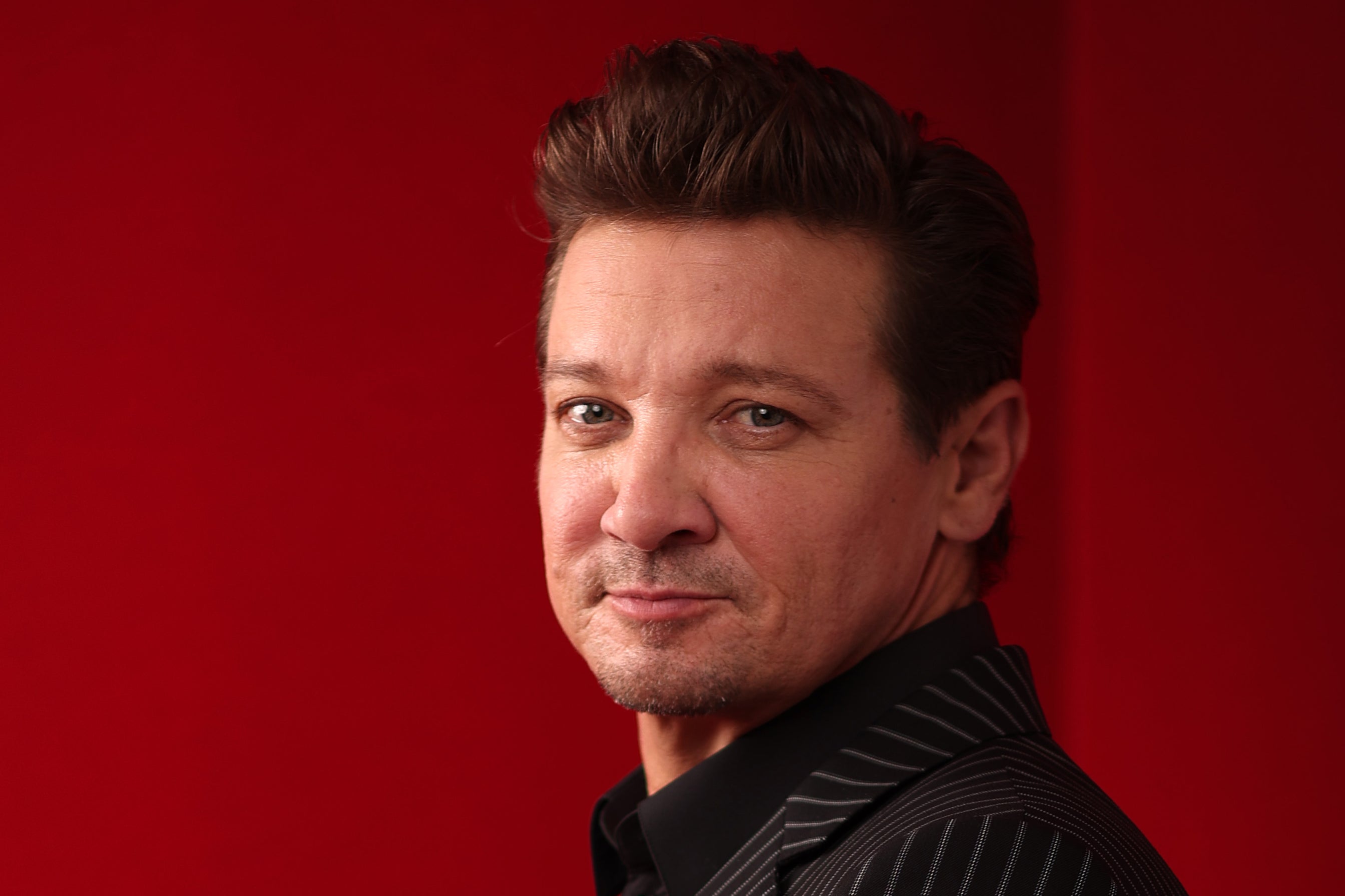 Jeremy Renner negó previamente las afirmaciones de Yi Zhou de que le envió mensajes sexuales no solicitados
