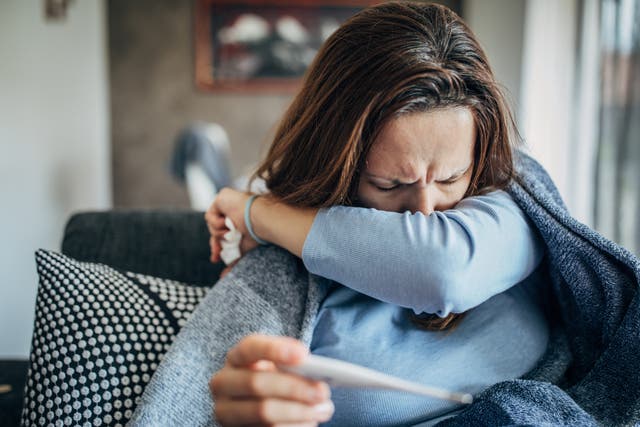 <p>Entre los síntomas de la nueva variante NB.1.8.1 se encuentran el dolor de garganta, la tos, la fatiga y la fiebre </p>