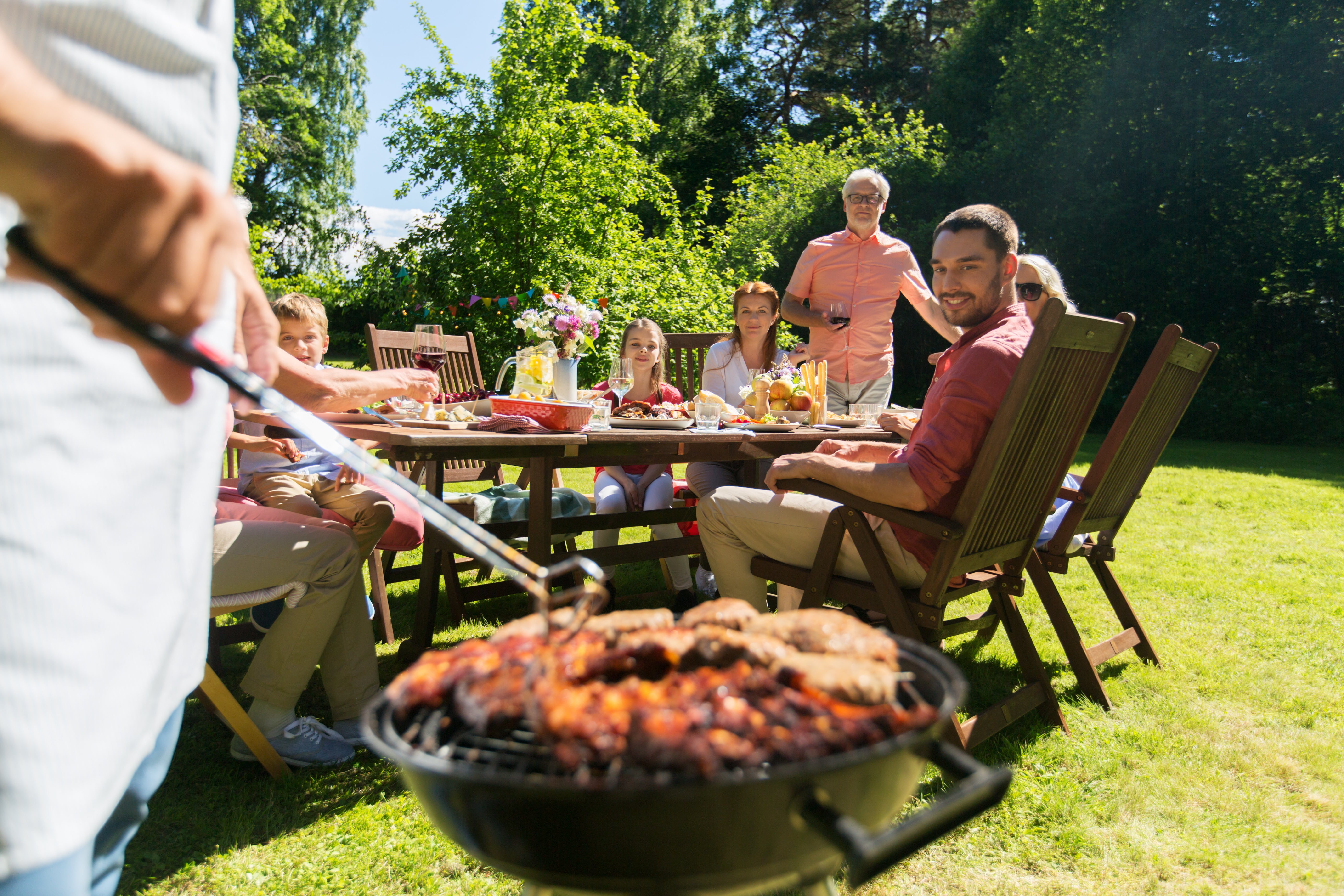 Barbacoa en el jardín en verano