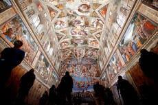 Bomberos del Vaticano instalan una chimenea en la Capilla Sixtina para la elección papal