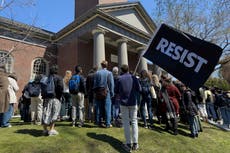 Trump renueva su amenaza de retirar exención fiscal a la Universidad de Harvard