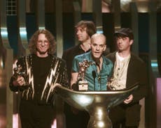 R.E.M. relanza sencillo "Radio Free Europe" para apoyar a la radiodifusora real