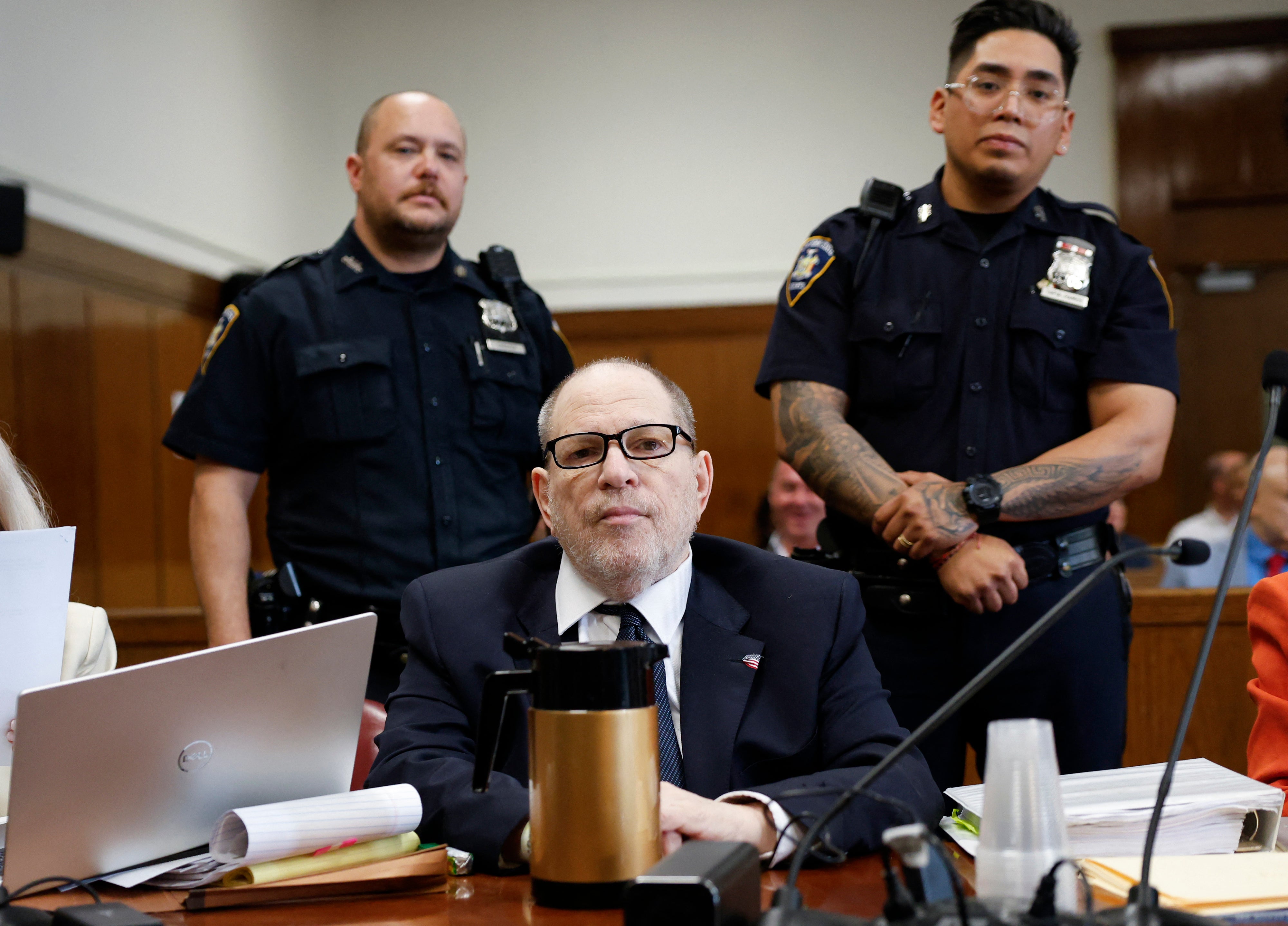 Harvey Weinstein observa durante su nuevo juicio el viernes. Weinstein ha negado todos los cargos en su contra