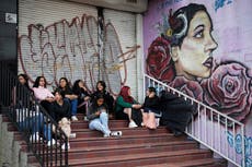 Con vestidos de gala y limusinas celebran sus 15 años niñas de escasos recursos en Bogotá