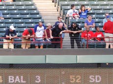 Tras aterradora caída de fanático en Pittsburgh, Grandes Ligas revisan medidas de seguridad
