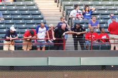 Tras aterradora caída de fanático en Pittsburgh, Grandes Ligas revisan medidas de seguridad