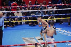 Teofimo López defiende con éxito su título, en evento de boxeo en Times Square