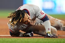 José Ramírez sale del juego de Cleveland por esguince en el tobillo derecho tras tropezar en primera