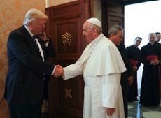 Trump genera críticas por imagen de IA de sí mismo como papa