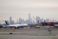 United Airlines reduce 35 vuelos diarios en aeropuerto de Newark por falta de controladores aéreos