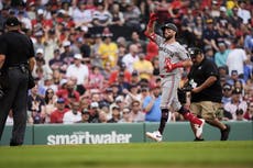 Clemens conecta HR en su debut en Fenway y Mellizos vencen 4-3 a Medias Rojas