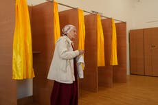 Los rumanos vuelven a las urnas tras una anulación electoral que desató una crisis política