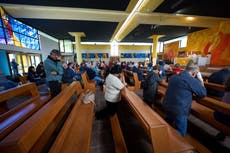 En vecindarios populares y zonas turísticas, romanos piden que próximo papa se enfoque en pobreza