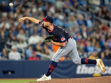 Bibee sale tras cinco entradas por calambres, pero Guardians vencen 5-4 a Azulejos