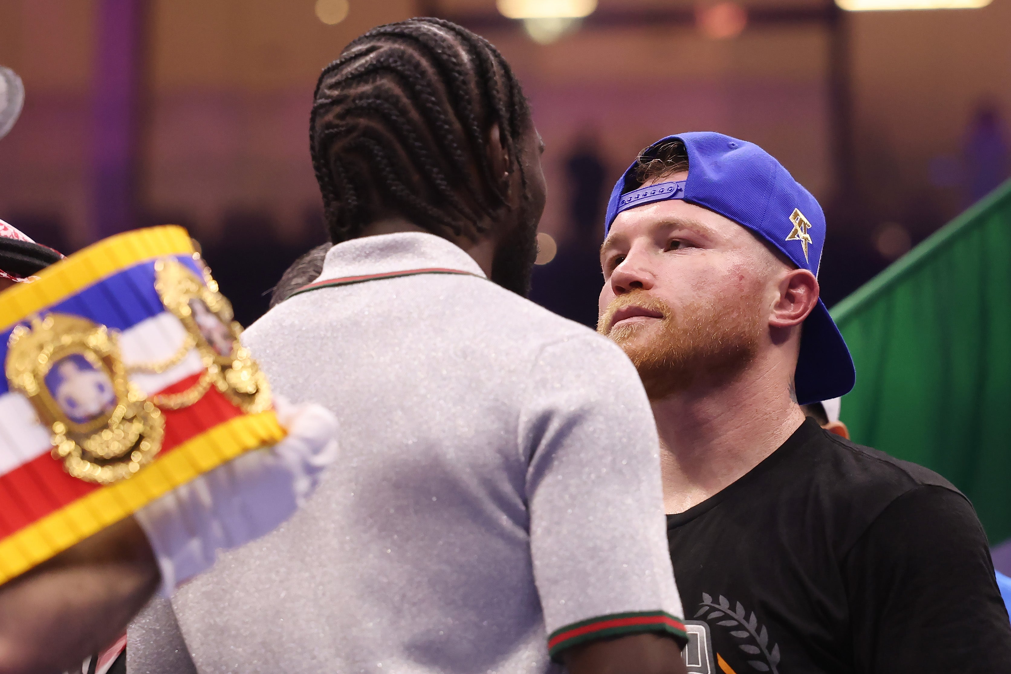 Canelo Álvarez (derecha) frente a Terence Crawford, a quienes enfrentará en septiembre en una de las peleas más esperadas del año