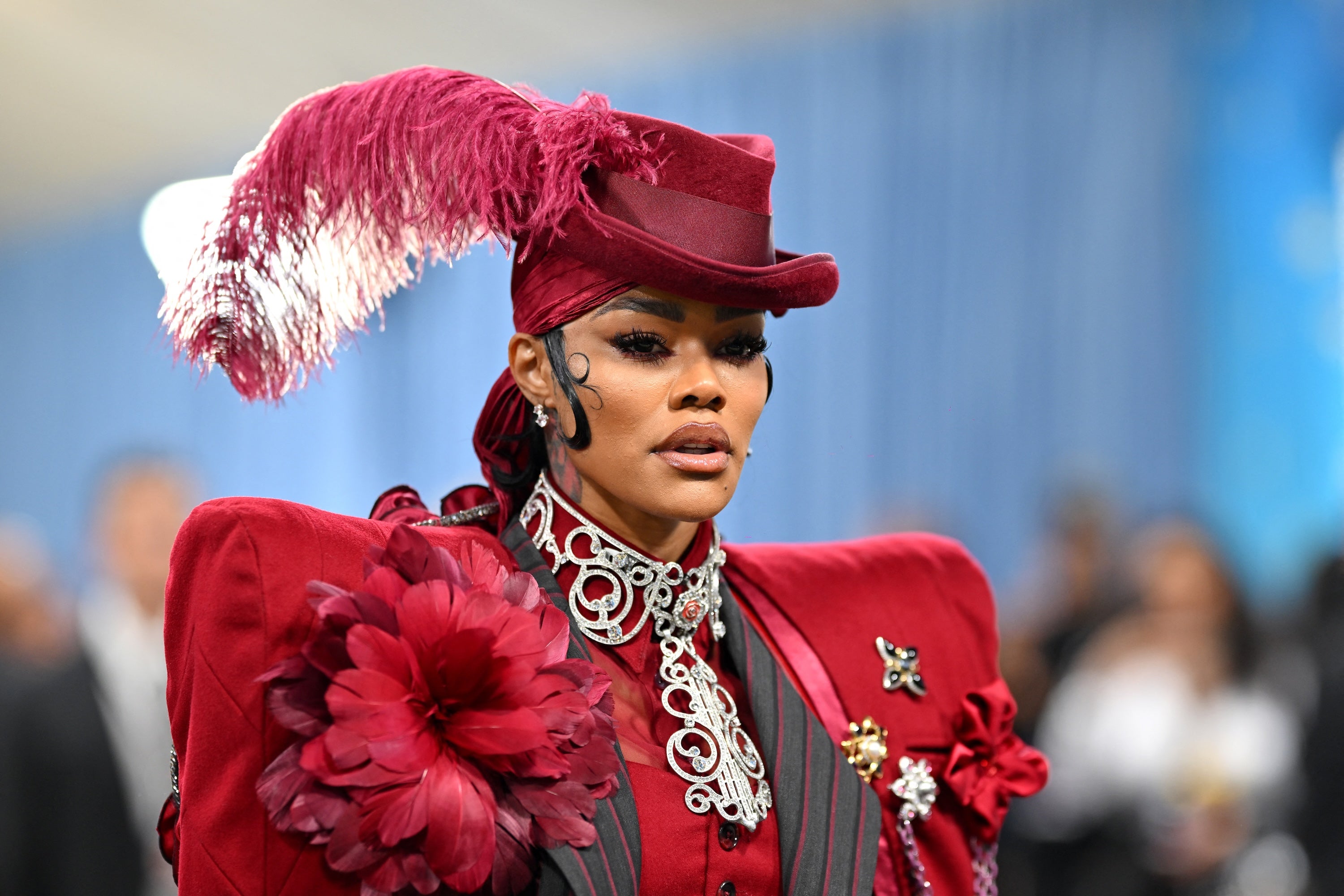 <p>La cantautora y actriz estadounidense Teyana Taylor llega a la Met Gala 2025 en el Museo Metropolitano de Arte el 5 de mayo de 2025, en Nueva York. La gala recauda fondos para el Instituto del Traje del Museo Metropolitano de Arte. El tema de la Met Gala 2025 es “Hecho a la medida”, en consonancia con la exposición del Costume Institute “Superfine: Tailoring Black Style”, que se abrirá al público el 10 de mayo. (Foto de ANGELA WEISS / AFP)</p>