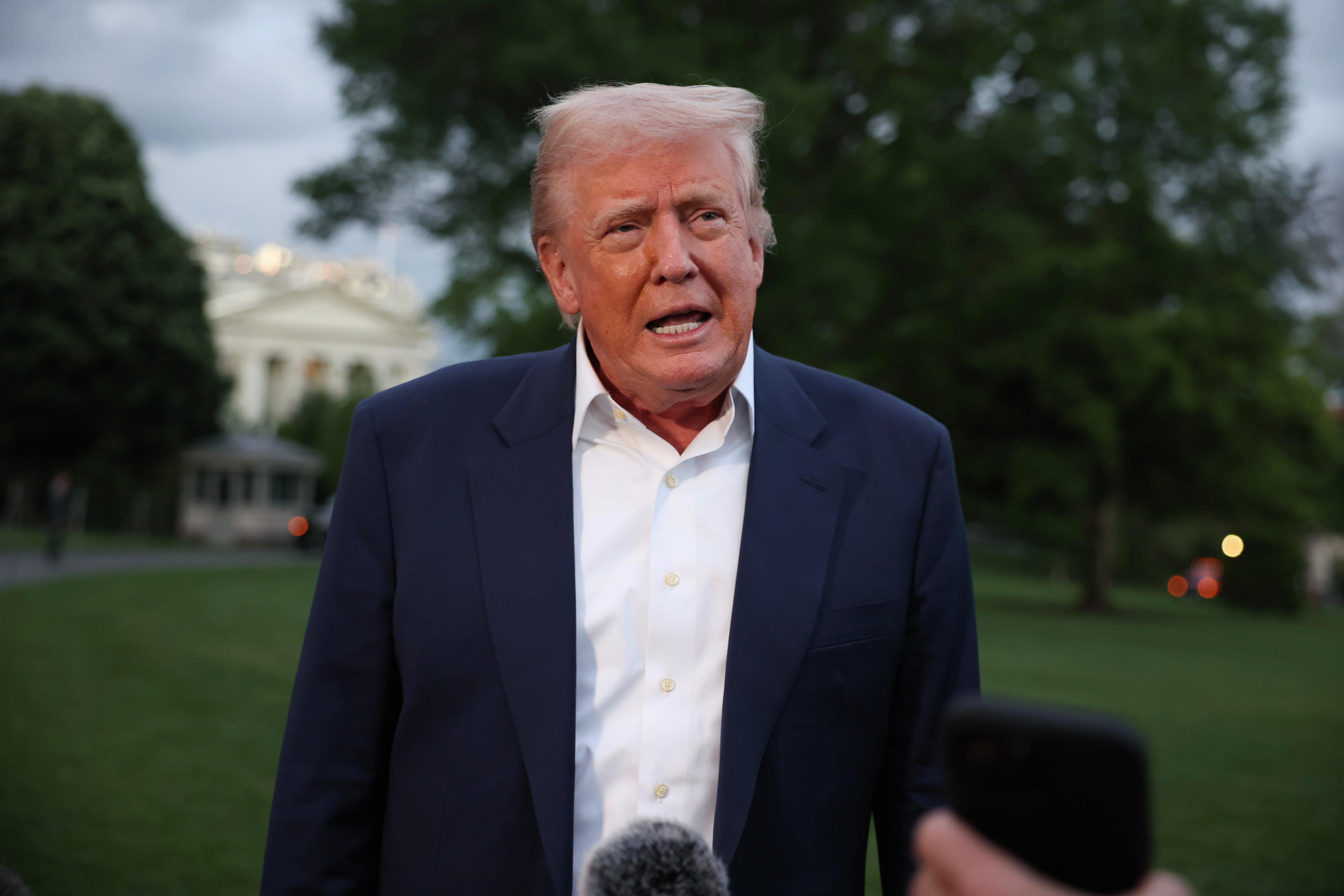 El presidente de EE. UU., Donald Trump, habla con los periodistas en el jardín sur de la Casa Blanca
