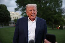 Desvaríos de Trump crecen mientras su índice de aprobación cae en picada