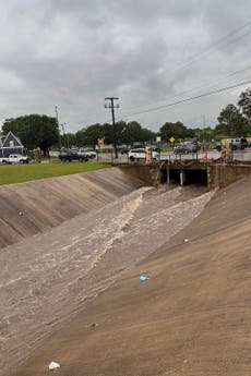 Rescatistas buscan a niña desaparecida en inundaciones en Texas mientras alertan sobre más tormentas