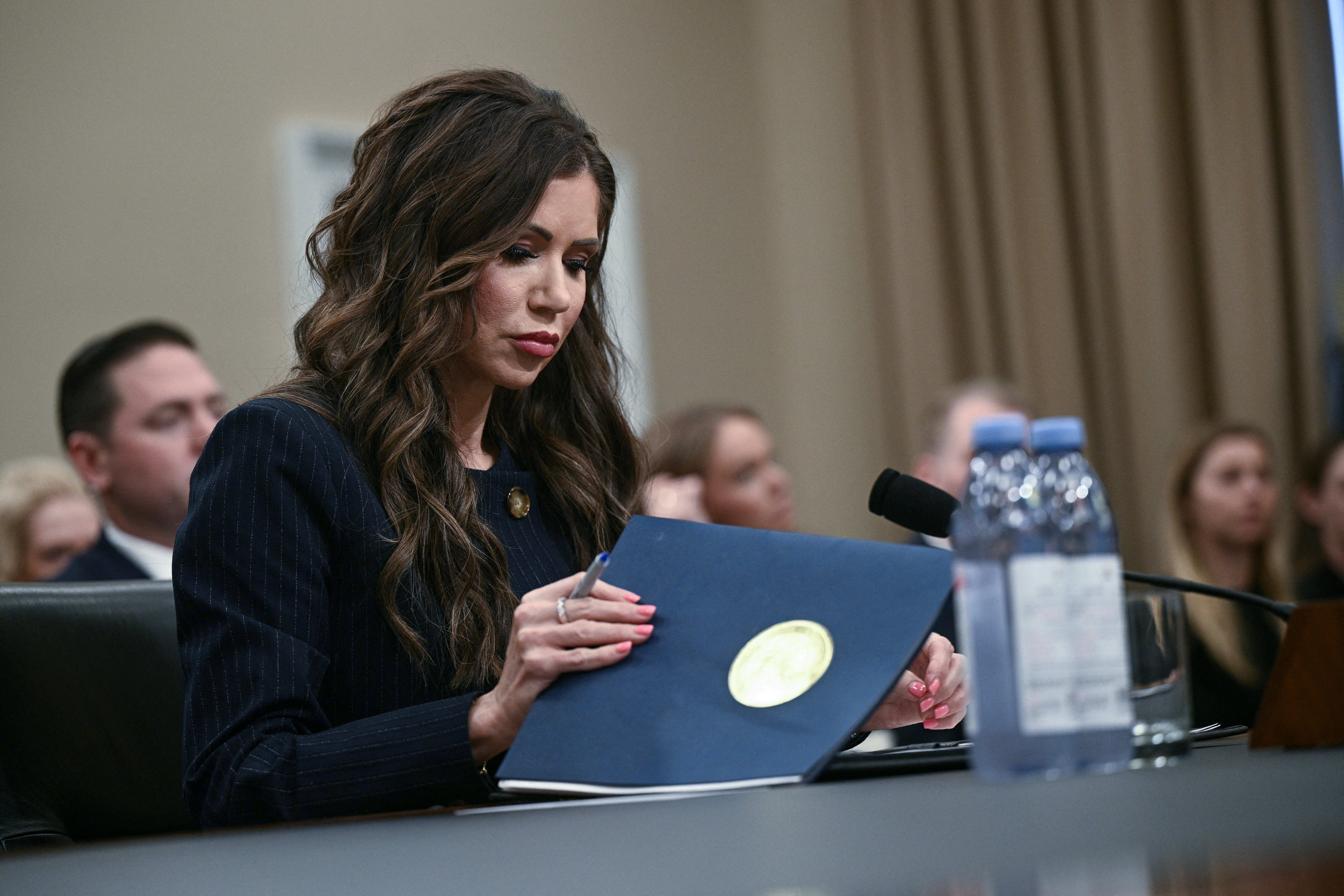 La secretaria de Seguridad Nacional de EE. UU., Kristi Noem, declaró ante una audiencia del Subcomité de Seguridad Nacional