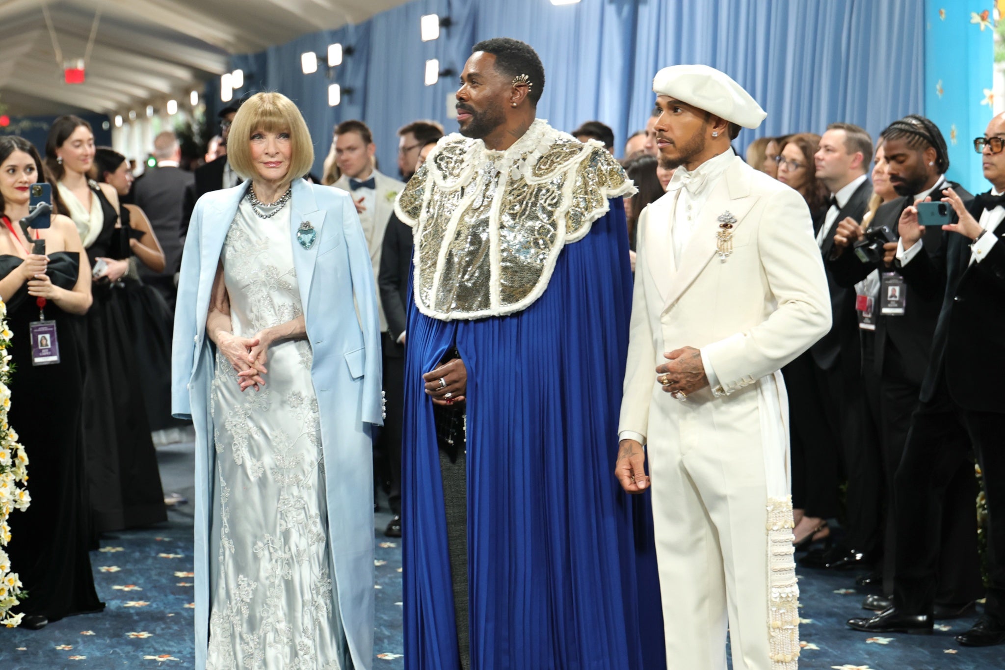Desde hace tiempo, Anna Wintour (izquierda) prohíbe los teléfonos en la Met Gala